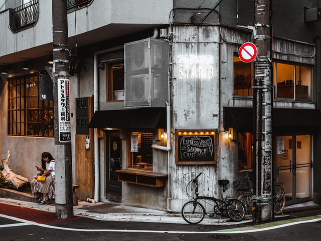 自転車が停められた日本の路地にある喫茶店の外観イメージ