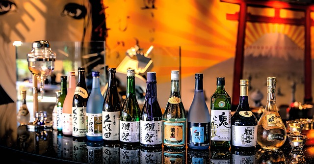 バーのカウンターに並ぶ様々な日本酒の瓶のイメージ