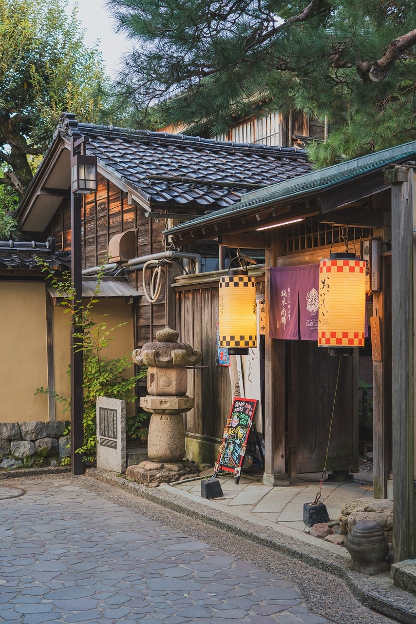 提灯と暖簾が灯る、昔ながらの日本の商店の軒先の写真(実際の店舗ではありません、雰囲気のイメージ)